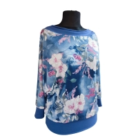 Kwiecista bluzka z rękawem 3/4 kimono - lejący drapowany dekolt